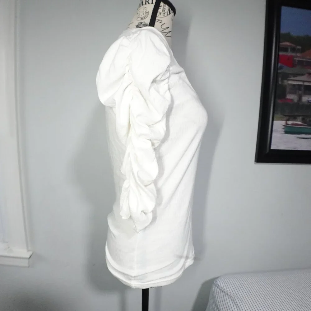 Gap Medium Rib Tee V Neck Off white size Medium New w/o tag‎